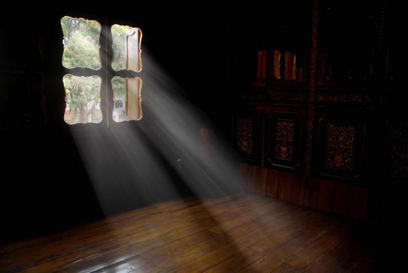Mimpi Pria Bercahaya di dalam Masjid, Wanita Ini Jadi Mualaf. Foto: Cahaya masuk ruangan (ilustrasi).