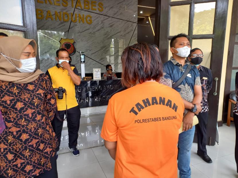 Cahaya Rhantika, perempuan asal Surabaya ditangkap Polrestabes Bandung karena menculik anak temannya di Bandung, Jumat (8/10). 
