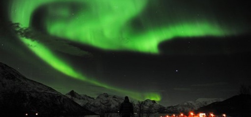  Cahaya Utara (Northern Lights) terlihat dekat kota Tromsoe, Norwegia utara, Selasa (24/1) malam setelah badai matahari terjadi. 