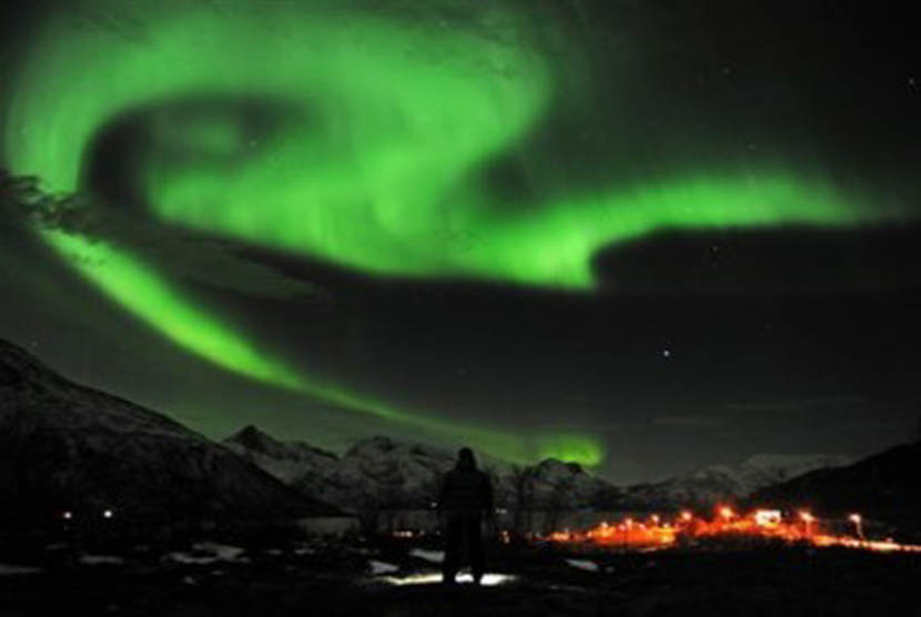  Cahaya Utara (Northern Lights) terlihat dekat kota Tromsoe, Norwegia utara, Selasa (24/1) malam setelah badai matahari terjadi. 