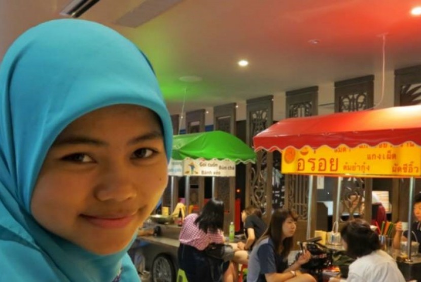 Cahyani Ariya Wiji, mahasiswa Indonesia di Jepang berpose dan menikmati makanan halal di kantin Kampus Kanda University of International Study, Chiba, Jepang