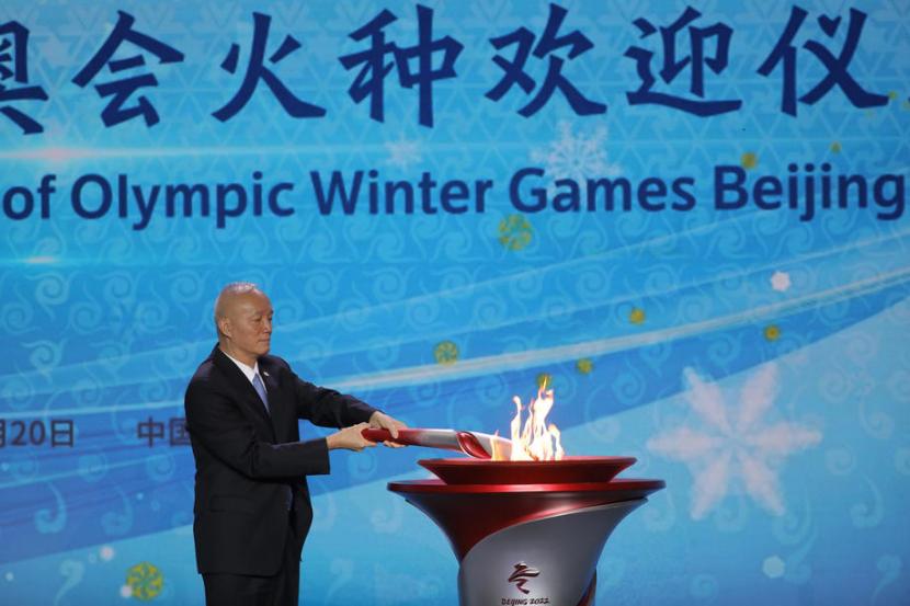 Cai Qi, Sekretaris Partai Komunis Beijing dan Presiden Komite Penyelenggara Beijing 2022, memindahkan api Olimpiade ke kaldron pada upacara penyambutan api Olimpiade Musim Dingin Beijing 2022 di Beijing, Cina, 20 Oktober 2021. Api Olimpiade tiba di Cina dari Athena pada 20 Oktober 2021, menjelang Olimpiade Musim Dingin Beijing 2022 yang akan diadakan pada bulan Februari. 