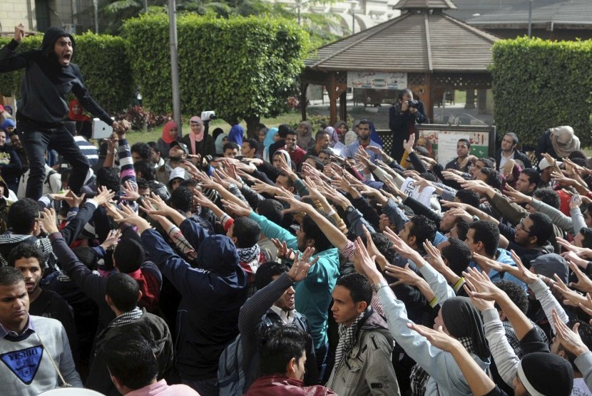 Cairo University students supporting the Muslim Brotherhood and deposed President Mohamed Mursi shout slogans at the university's campus in Cairo December 29, 2013. 