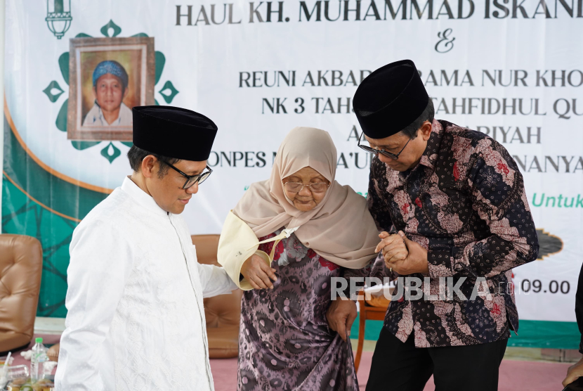 Cak Imin dan ibunda menghadiri haul ayahanda KH Muhammad Iskandar.