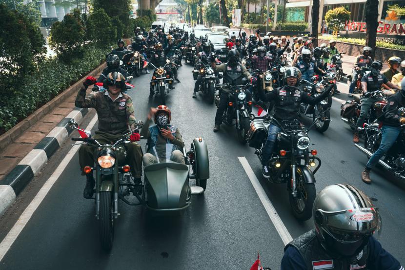 Cak Lontong berada dalam barisan peserta Rolling Thunder 8Citing RoRI.