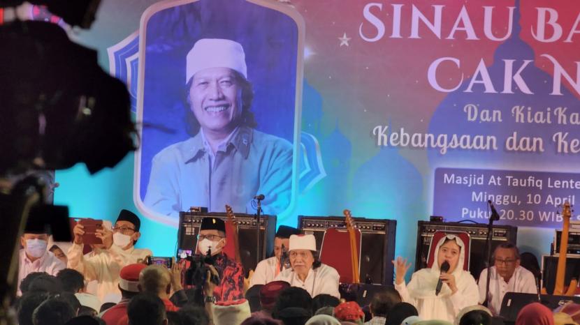  Cak Nun Tegaskan tak Pernah Bermusuhan dengan Megawati. Foto  Cak Nun saat acara buka puasa di Masjid At-Taufiq Lenteng Agung, Jakarta.