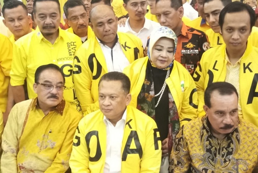 Bambang Soesatyo (Bamsoet) (tengah) membantah ada utusan Jokowi yang menemuinya.