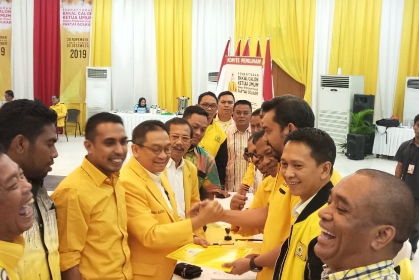 Caketum Golkar Indra Bambang Utoyo resmi mengumpulkan formulir pendaftaran sebagai caketum ke DPP Golkar, Jakarta, Senin (2/12). 