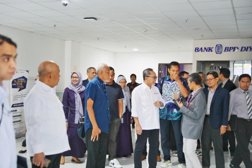 Caleg DPR RI Dapil DIY Sri Purnomo mendampingi Menteri Perdagangan RI, Zulkiflli Hasan di Universitas Amikom Yogyakarta, Senin (6/11/2023).