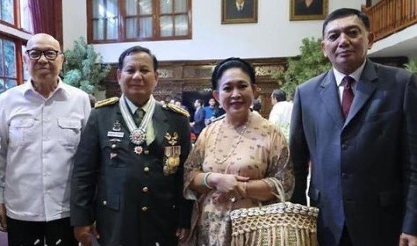 Caleg DPR RI dari Partai Gerindra Titiek Soeharto berdampingan dengan Menhen Jenderal Kehormatan Prabowo Subianto di rumah Kertanegara Nomor 4, Jakarta Selatan, Rabu (28/2/2024).