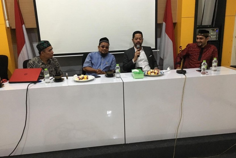 Caleg DPR RI Mohammad Kasif (baju merah), Sekjen Oke Oce Nasional Zulfikar Priyatna (jas), dalam  acara Sosialisasi Oke Oce Nasional di kantor DPD PKS Kota Bogor, Sabtu (6/4).