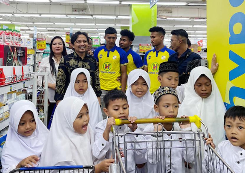 Caleg DPR RI terpilih dari Partai Golkar, Hasnuryadi Sulaiman, saat mengajak anak-anak yatim berbelanja ke mal.