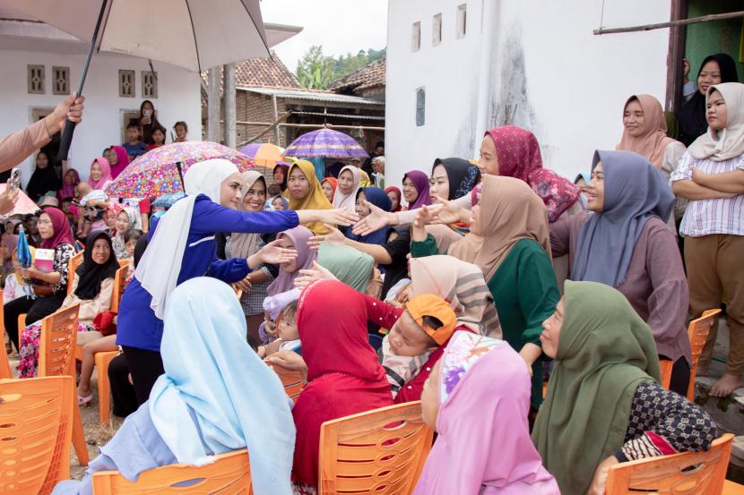 Caleg PAN, Putri Zulkifli Hasan (baju biru), saat melakukan kampanye di Pemilu 2024.