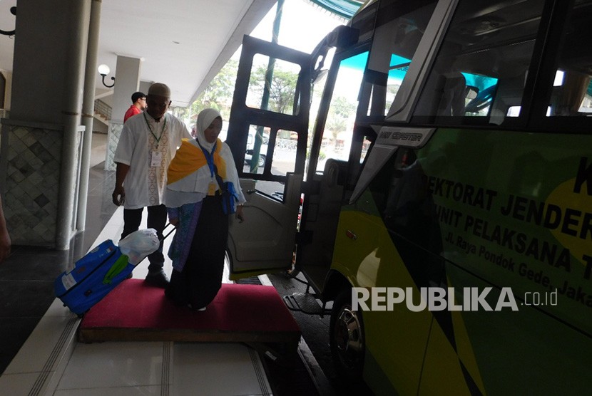 Calhaj diangkut menggunakan bus ke penginapan Asrama Haji Pondok Gede setelah melakukan pemeriksaan kesehatan dan dokumen, Senin (16/7). 