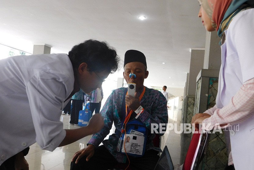 Calhaj Kloter Pertama berisiko tinggi melakukan tes kesehatan di Asrama Haji Jakarta Pondok Gede, Senin (16/7). 