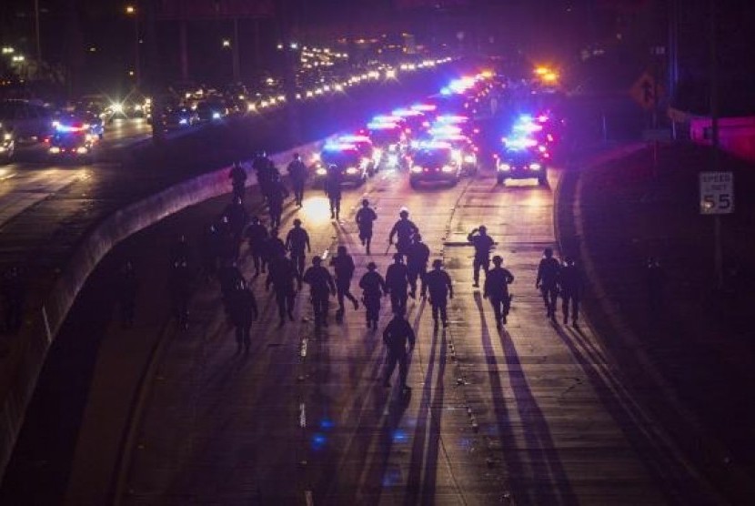 California Highway Patrol officers walk to clear the 101 freeway from protesters in Los Angeles, California, following Monday's grand jury decision in the shooting of Michael Brown in Ferguson, Missouri, November 25, 2014.