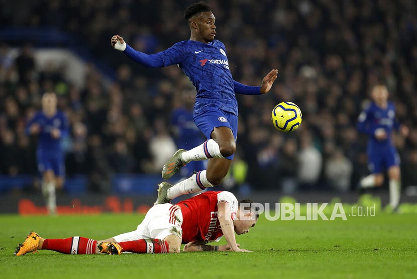 Callum Hudson-Odoi diganjal Granit Xhaka  pada laga Chelsea melawan Arsenal di Stamford Bridge, London, Selasa (21/1) dini hari.