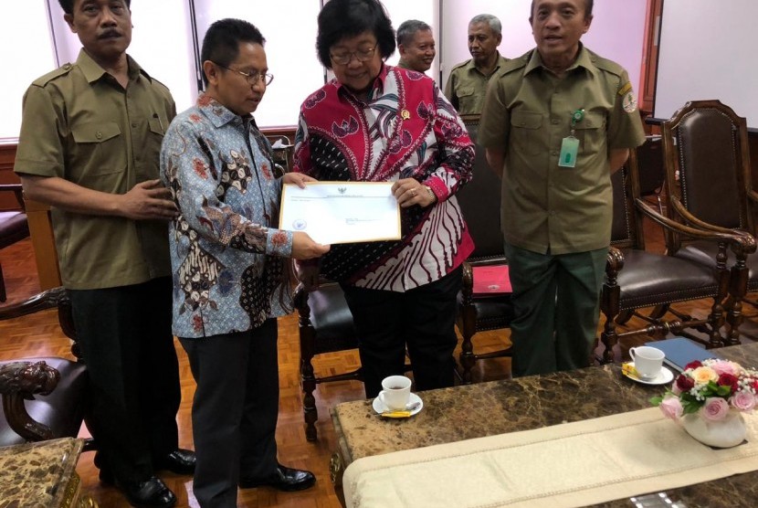 Calon anggota DPD dapil Maluku Utara, Tjatur Sapto Edy menyampaikan surat permohonan izin pembangunan jalan ke Menteri Lingkungan Hidup dan Kehutanan, Siti Nurbaya, Senin (11/2).