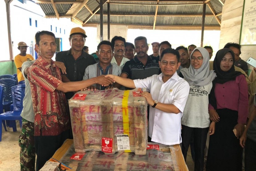 Calon anggota DPD, Tjatur Sapto Edy saat menyerahkan bantuan alat pengelolaan air bersih di Madapolo, Maluku Utara.
