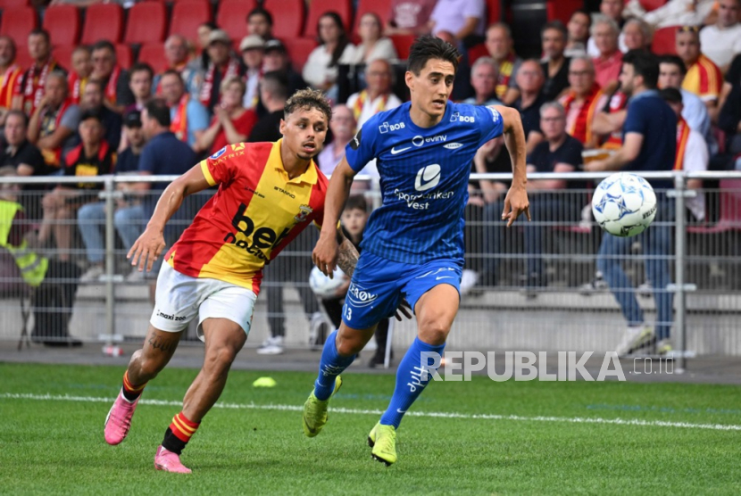 Calon bek timnas Indonesia Dean James (kiri) saat memperkuat Go Ahead Eagles.