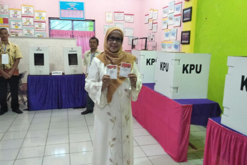 Calon Bupati Bandung Barat, Elin Suharliah mencoblos di TPS 09, Desa Lembang, Kabupaten BandungvBarat, Rabu (27/6).