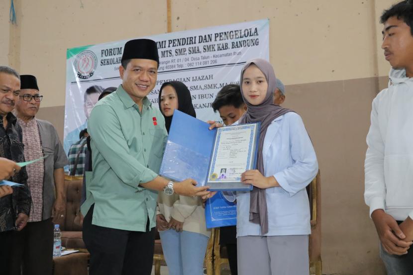 Calon Bupati Bandung Dadang Supriatna menyerahkan ijazah pendidikan yang sempat tertahan.