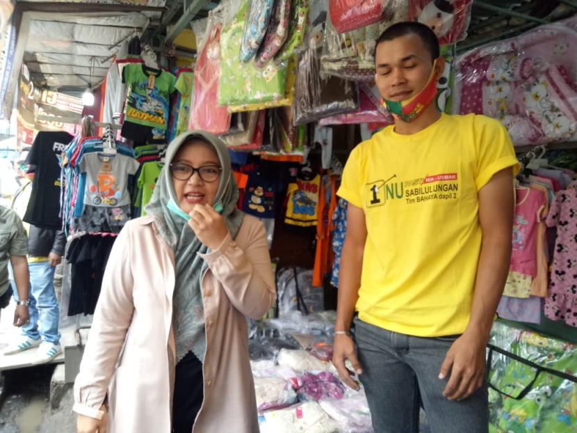 Calon Bupati Bandung nomor urut 1, Kurnia Agustina mengunjungi Pasar Sayati, Margahayu, Kabupaten Bandung, Senin (26/10).