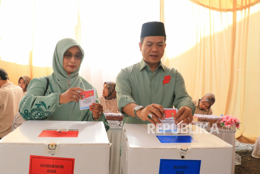 Calon Bupati Bandung nomor urut 2, Dadang Supriatna menggunakan hak pilihnya di TPS 20 Kampung Sapan Cikeruh, Desa Tegalluar, Kecamatan Bojongsoang, Kabupaten Bandung pada Rabu (27/11/2023). 