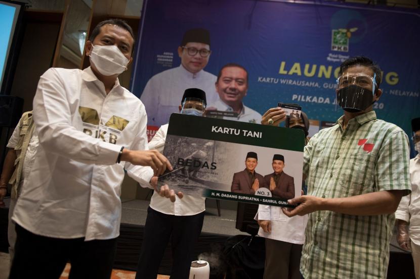 Calon bupati Bandung nomor urut 3, Dadang Supriatna yang berpasangan dengan Syahrul Gunawan memperkenalkan Kartu Tani.