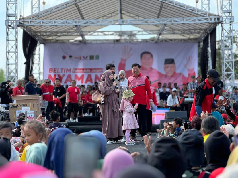 Calon bupati Belitung Timur Kamarudin Muten saat memperkenalkan anaknya, Grace Muten yang seorang mualaf.