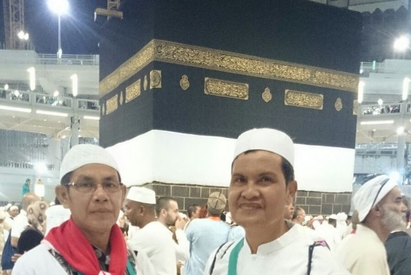  Calon bupati Bima, Nusa Tenggara Barat (NTB) Abdul Khayir (kanan) di depan Kabah.