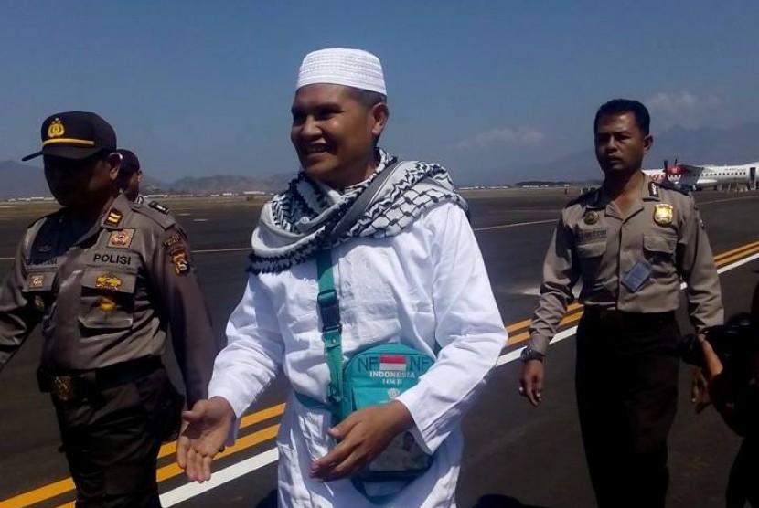 Calon bupati Bima, Nusa Tenggara Barat (NTB) Abdul Khayir tiba di Bandara Sultan Salahuddin, Bima usai menunaikan ibadah haji, Kamis (8/10).