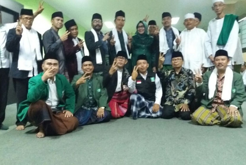 Calon Bupati Bogor, Ade Yasin berfoto bersama pengurus NU Kabupaten Bogor, Jumat (22/6).