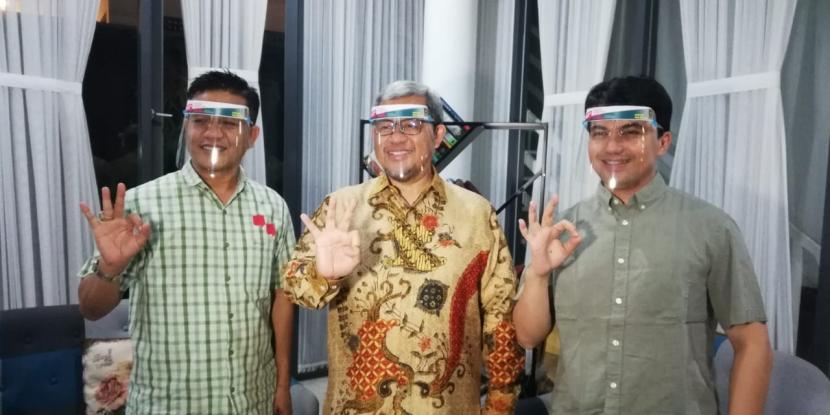Calon Bupati dan Wabup Bandung nomor urut 3 Dadang Supariatna (kiri) dan Sahrul Gunawan (kanan) saat bersilaturahim dengan Gubernur Jabar periode 2008-2018 Ahmad Heryawan (tengah), belum lama ini. 