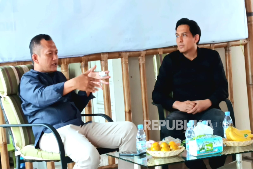 Calon Bupati Indramayu, Lucky Hakim yang meraih suara terbanyak versi hitung cepat dalam Pilkada Serentak 2024, mengunjungi kediaman calon bupati nomor urut 1, Bambang Hermanto, di Desa/Kecamatan Sukra, Kabupaten Indramayu, Jumat (29/11/2024). 