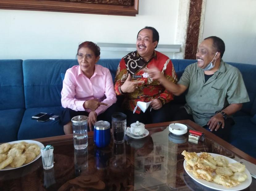   Calon Bupati Pangandaran Petahana H Jeje Wiradinata (tengah), Mantan Menteri Kelautan dan Perikanan Susi Pudjiastuti (kiri) dan Ketua Umum DPP Gerakan Hejo Jabar yang juga penggagas Pemekaran Kabupaten Pangandaran Eka Santosa (kanan) di Pangandaran, Kamis (3/9).   