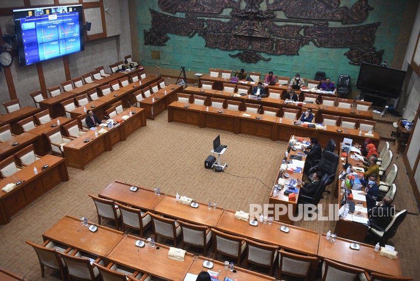 Suasana rapat di Komisi XI DPR di Kompleks Parlemen, Senayan.