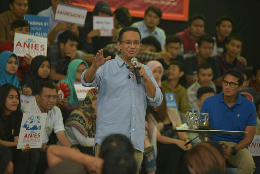 Calon gubernur Anies Baswedan melakukan pertemuan rutin Rabu Bersama dengan relawan, warga dan komunitas di Gelanggang Remaja, Otista, Jakarta Timur, Rabu (4/1). 