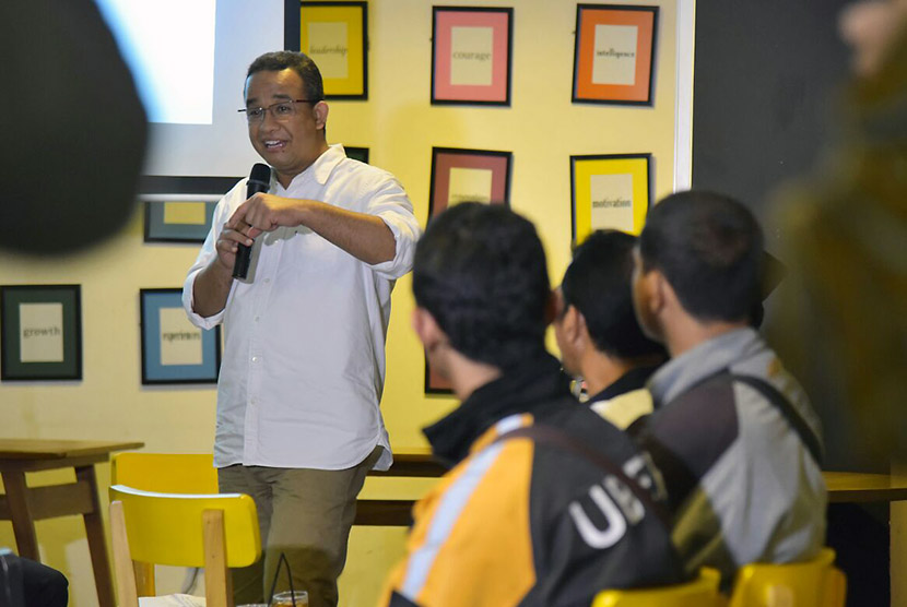  Calon Gubernur Anies Baswedan menghadiri diskusi Rabu Bersama di Typology Cafe, Jaksel, Rabu (1/2), mengupas masalah transportasi umum di Ibukota. 