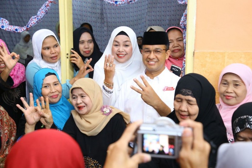 Calon gubernur Anies Baswedan menghadiri Maulid Nabi bersama majelis taklim Nurul Iman.