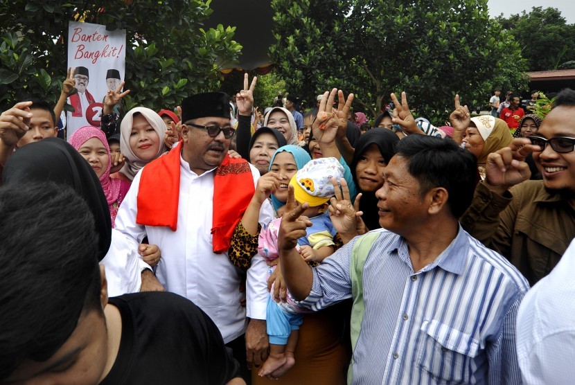 Calon Gubernur Banten nomor urut 2 Rano Karno (tengah) menyapa warga saat blusukan untuk berkampanye di Kampung Cibebek, Cipocok, Serang, Banten, Senin (21/11). 