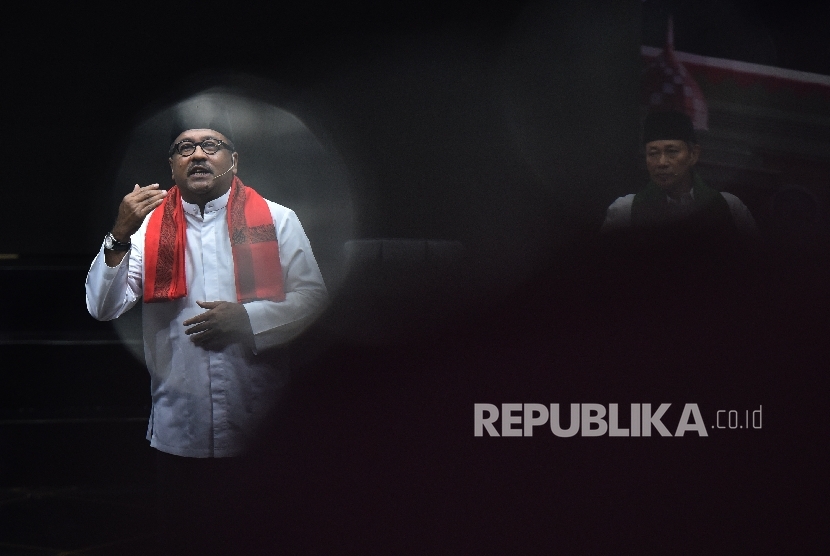Calon Gubernur Banten nomor urut dua Rano Karno (kiri) disaksikan cagub Embay Mulya Syarief menyampaikan paparan pada debat publik Pemilihan Kepala Daerah (Pilkada) Banten di Pusat Perfilman Usmar Ismail, Jakarta, Minggu (29/1).