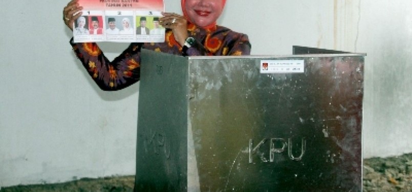 Calon Gubernur Banten Ratu Atut Chosiyah (kanan) memperlihatkan surat suara pada pencoblosan Pemilihan Gubernur di TPS V Kubil, Kecamatan Ciposok, Serang, Banten, Sabtu (22/10).