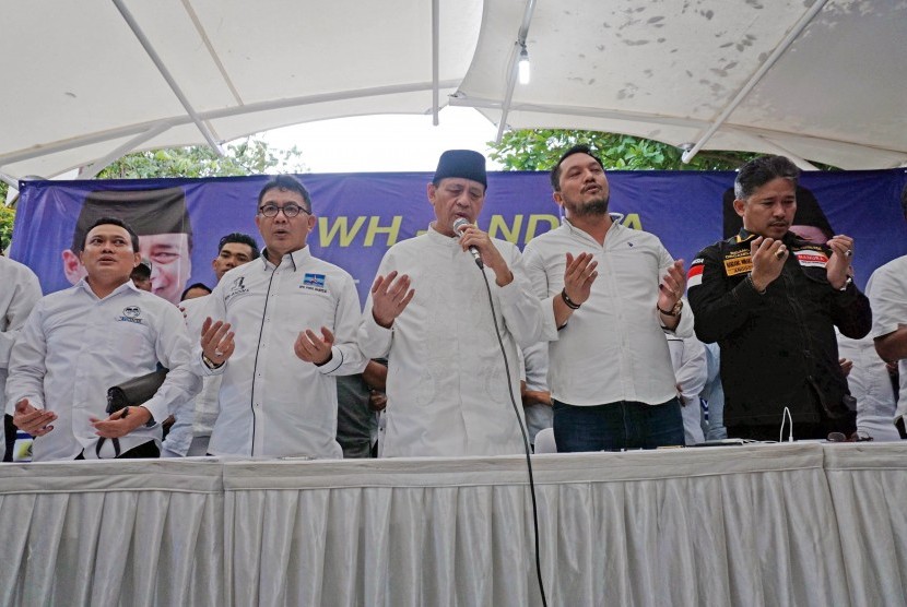 Calon Gubernur Banten Wahidin Halim (kedua kiri) didampingi sejumlah anggota tim pemenangan berdoa bersama di kantor WH-Andika Center, Pinang, Banten, Rabu (15/2). Wahidin Halim memberikan pernyataan kemenangannya berdasarkan sejumlah hasil survey dengan k