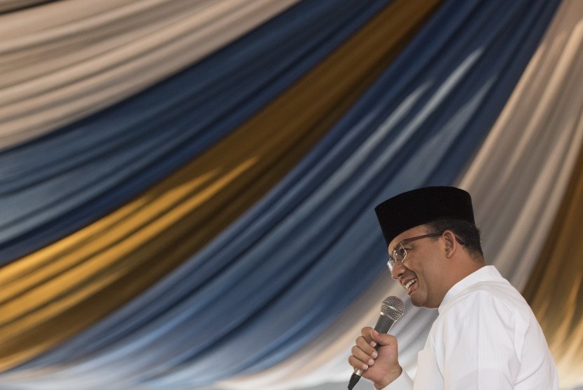 Calon gubernur (Cagub) DKI Jakarta nomor urut tiga Anies Baswedan berpidato saat menghadiri Peringatan Maulid Nabi Muhammad dan Haul Pendiri Yayasan Addiniyah Attahariyah di Yayasan Addiniyah Attahariyah, Jakarta, Ahad (4/12). 