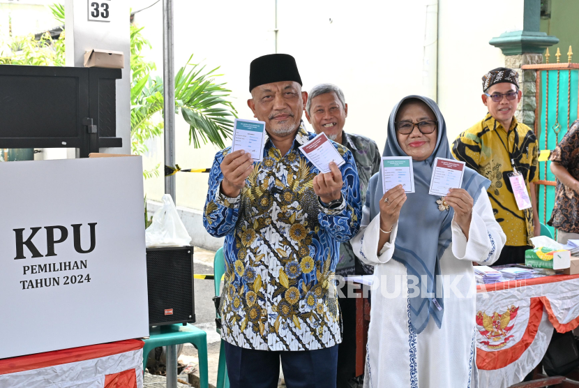 Calon Gubernur (Cagub) Jabar, Ahmad Syaikhu menyalurkan hak pilihnya di Pilkada 2024 bersama keluarga di TPS 080, Kelurahan Jatimakmur, Kecamatan Pondok Gede, Kota Bekasi, Rabu (27/11/2024).