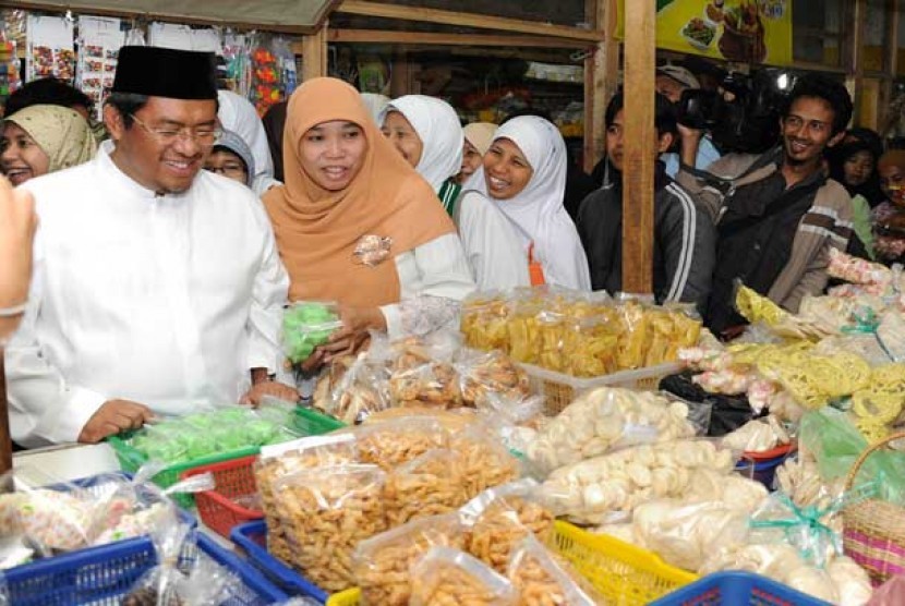  Calon Gubernur (Cagub) Jawa Barat, Ahmad Heryawan bersama istri Netty Prasetyani Heryawan saat mengunjungi Pasar Cilimus, Kabupaten Kuningan.