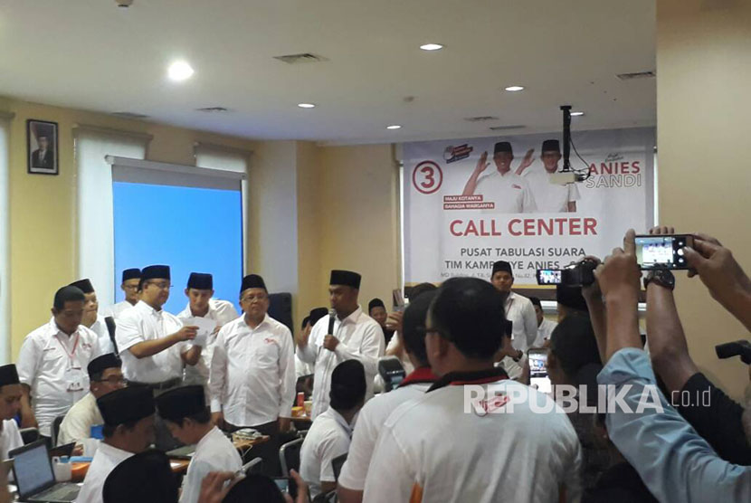 Calon gubernur dan wakil gubernur Anies Baswedan-Sandiaga Uno bersama petinggi PKS melakukan konferensi pers terkait hasil exit poll tim internal di kantor DPP PKS, Jakarta Selatan, Rabu (19/4).