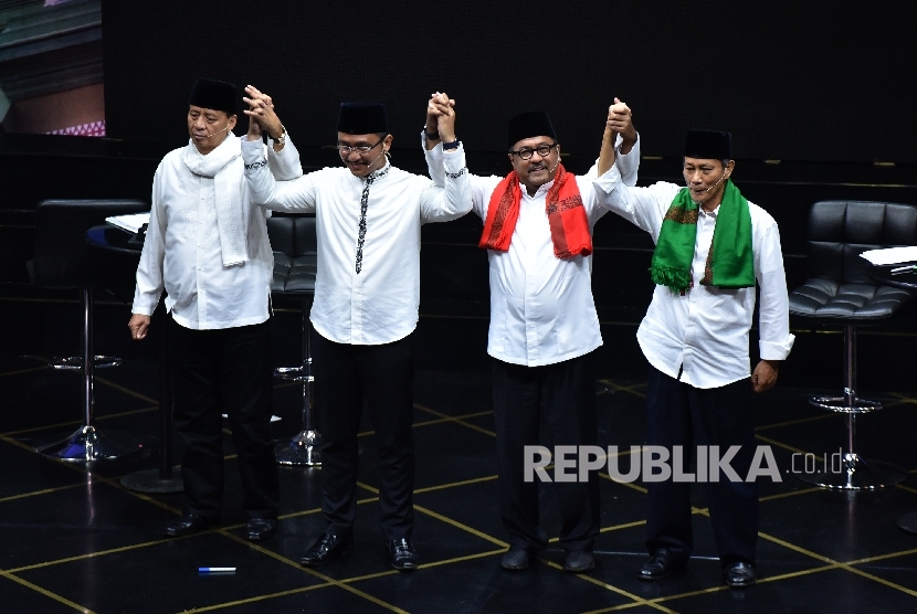 Calon Gubernur dan Wakil Gubernur Banten nomor urut satu Wahidin Halim (kiri) dan Andika Hazrumy (kedua kiri) bersama cagub nomor urut dua Rano Karno (kedua kanan) dan Embay Mulya Syarief.