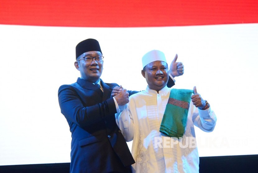 Calon Gubernur dan Wakil Gubernur Jawa Barat Ridwan Kamil dan UU Ruzhanul Ulum pada Rapat Akbar Keluarga Rindu Jabar Juara, di Gedung Sabuga, Kota Bandung, Kamis (8/2). 